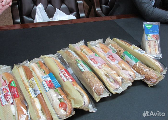 Сэндвич в упаковке. Сэндвич багет в упаковке. Готовые сэндвичи в упаковке. Сэндвич магазинный. Сэндвич алматы