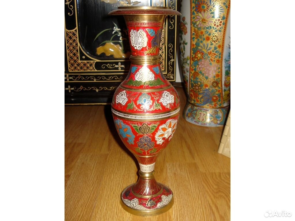 Купить на авито псков вазы. Ваза в индийском стиле. Вазы металлические Индия. Исторические вазы из металла. Ваза Индия металл цветной.