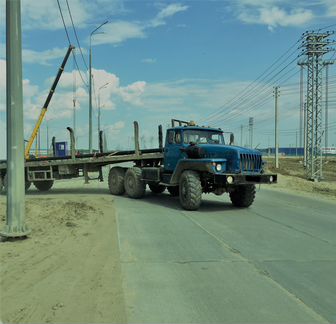Продам Урал тягач 2006 года с прицепом