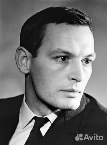 Постер с Василием Лановым как эталоном красоты