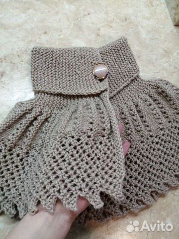 Женская вязаная манишка бежевая