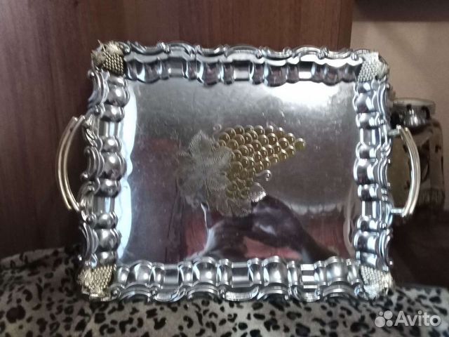 Поднос металл, тарелки, хрустальные рюмки