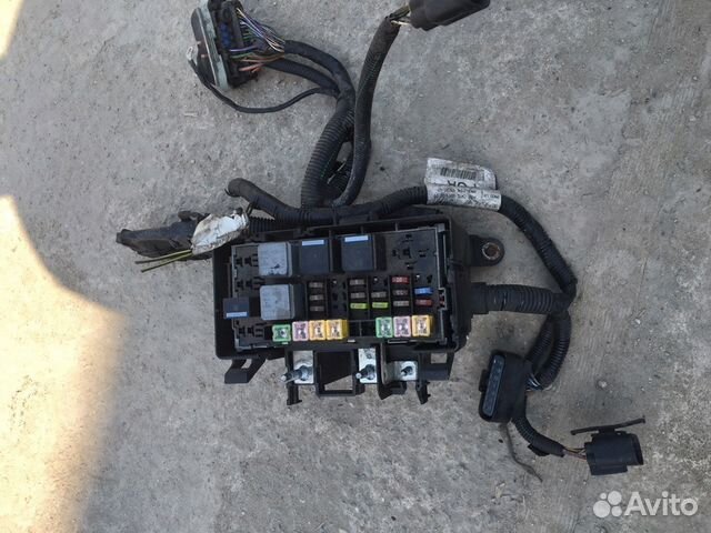 Блок предохранителей под капотом Форд Транзит 2.4