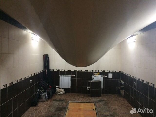 Натяжные потолки. Монтажник установит потолки