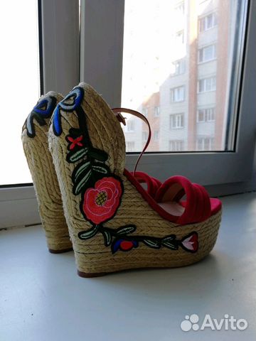 Босоножки на танкетке под Gucci