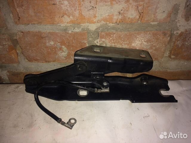 Петля капота правая бмв 5 Е60 Петля капота правая бмв 5 Е60