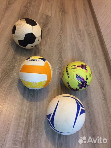 Волейбольный и футбольные мячи