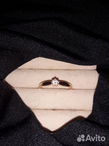 Золотое кольцо с бриллиантом