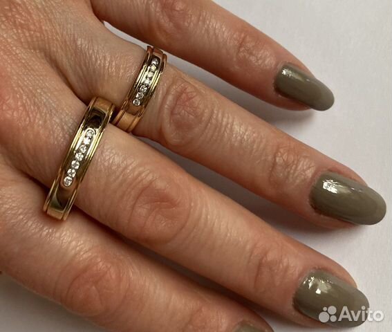 Золотое обручальное кольцо с бриллиантами
