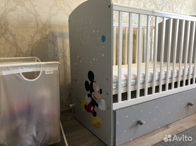 Детская кроватка с маятником и комодом