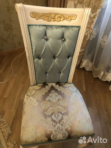 Гостиная мебель витрины, комод, 6 стульев и стол Гостиная мебель витрины, комод, 6 стульев и стол