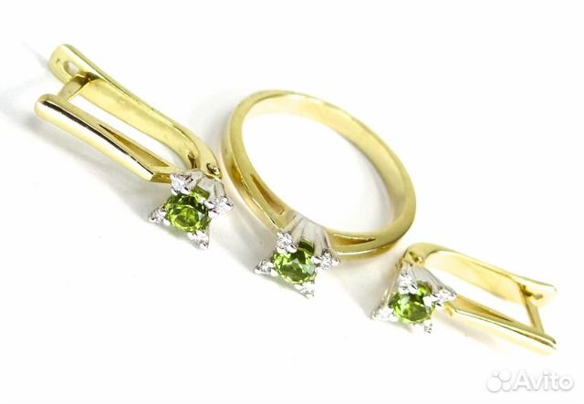 Золотой комплект с бриллиантами и цаворитами Золотой комплект с бриллиантами и цаворитами