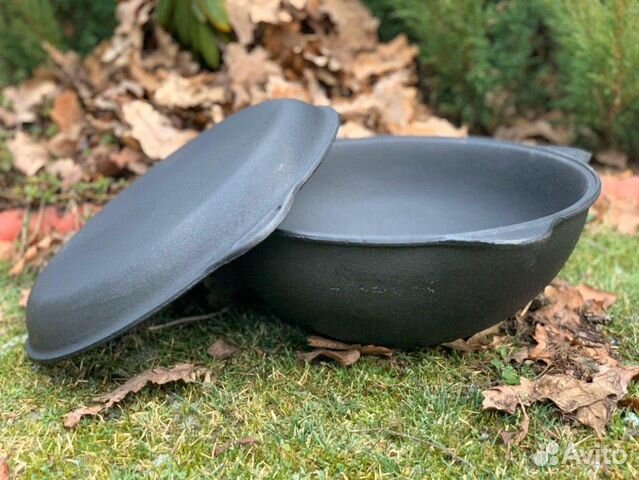 Казан 12 л. С чугунной крышкой сковородой