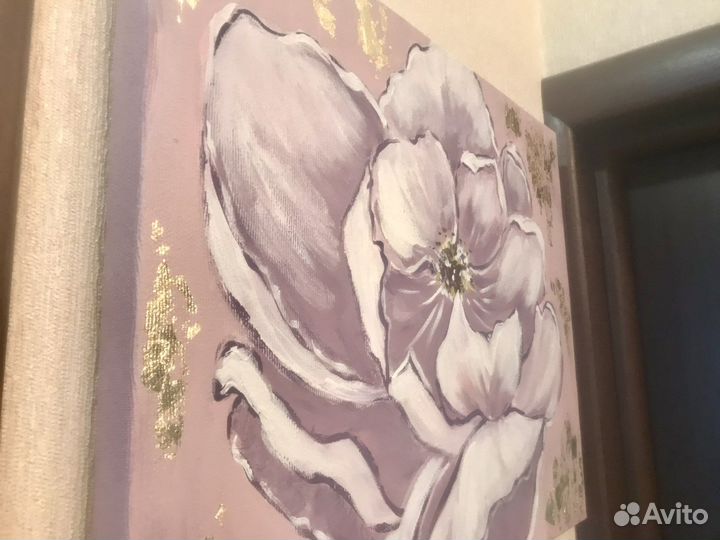 Цветок картина в интерьер с золотом