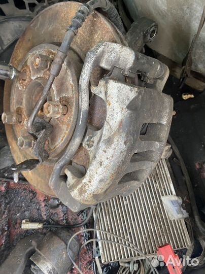 Chrysler pacifica передний левый суппорт