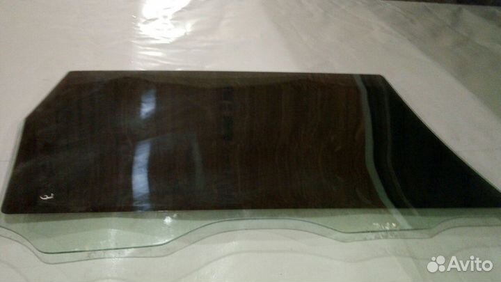 Левое заднее стекло на Субару Трибэка 07-13г.в