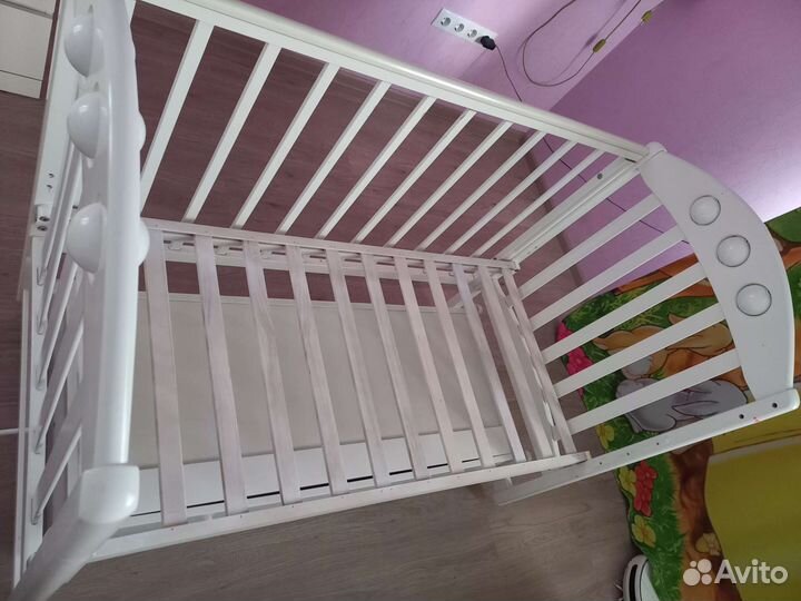 Детская кроватка с маятником