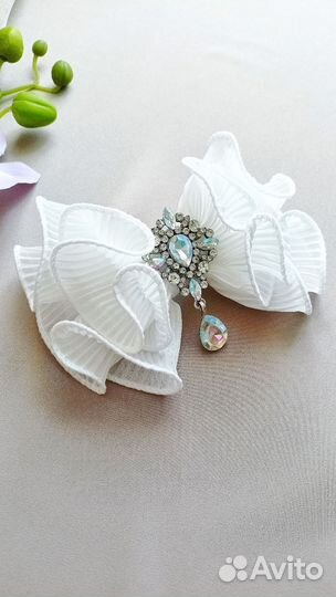 Большой белый бант из шифона на заколке