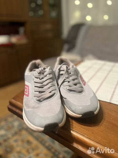 Кроссовки женские