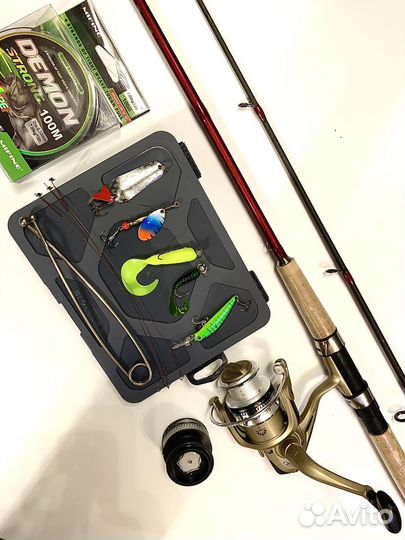 Спиннинг в сборе с катушкой + набор блесен