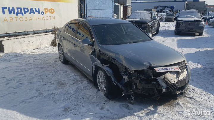 Накладка двери передней правой Volkswagen Passat