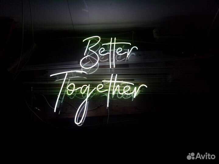 Неоновая вывеска из газосветных трубок