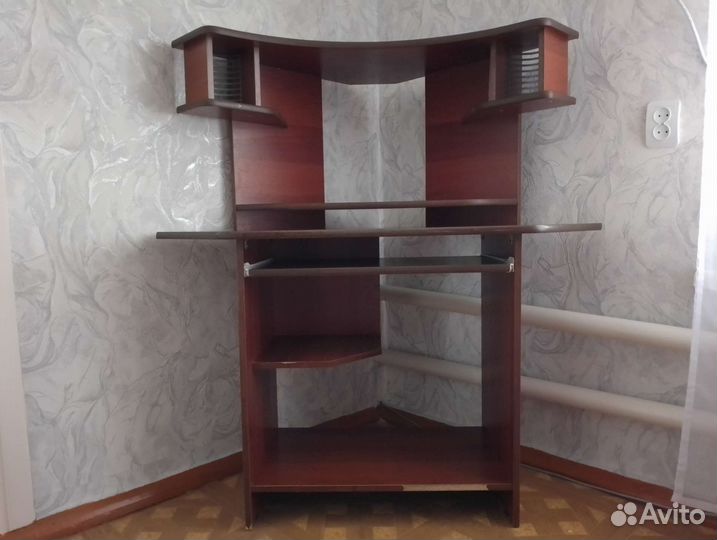 Компьютерный стол из дерева