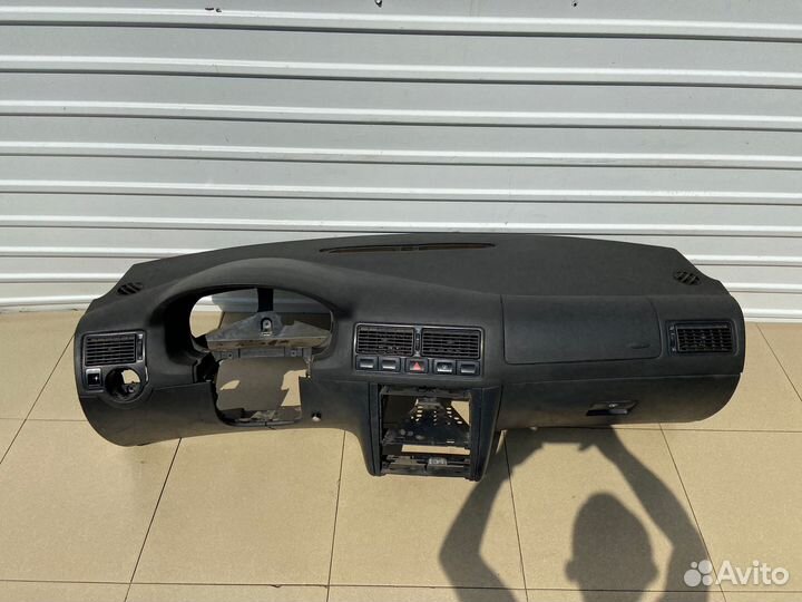 Торпедо Volkswagen Golf 4