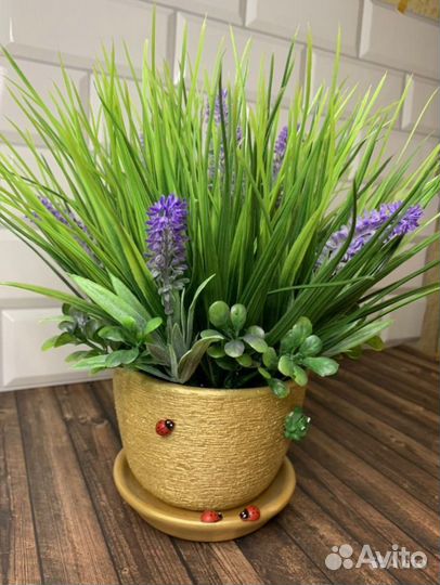 Композиция из искусственных цветов