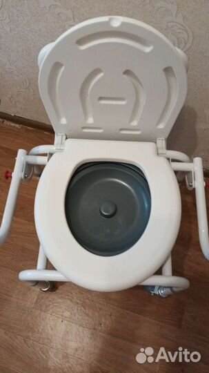 Кресло-стул с санитарным оснащением (на колесах)