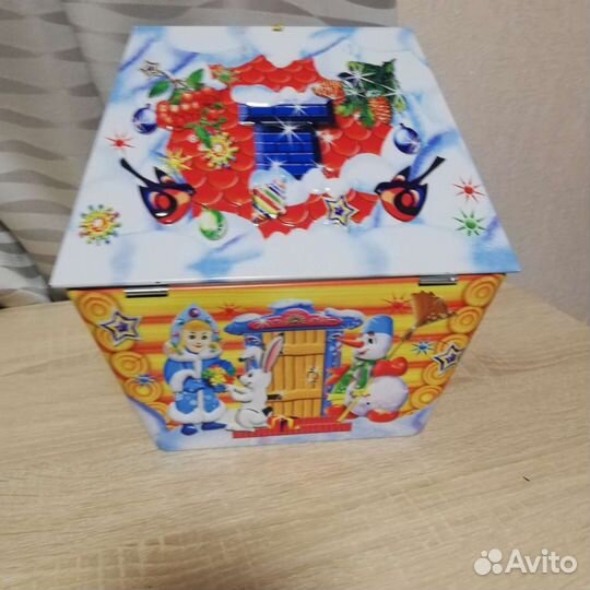 Шкатулка с замком и ключом