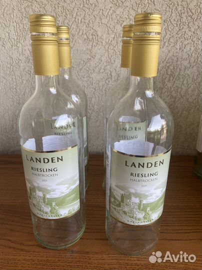 Пустые бутылки из под алкоголя с крышками