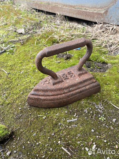 Старинный древний утюг