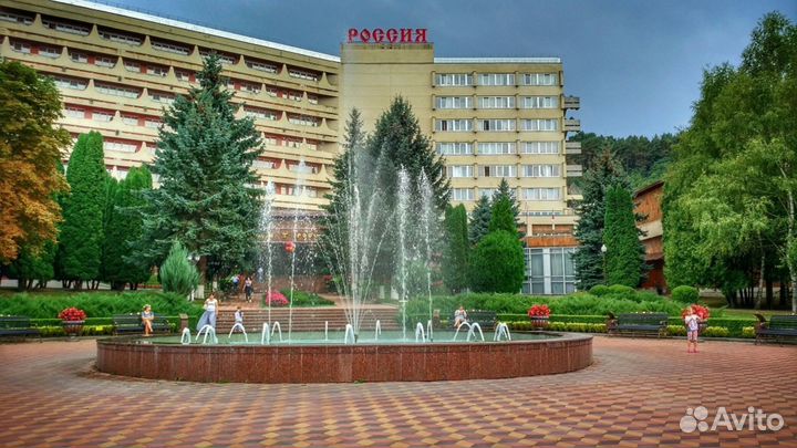 Официант(ка)