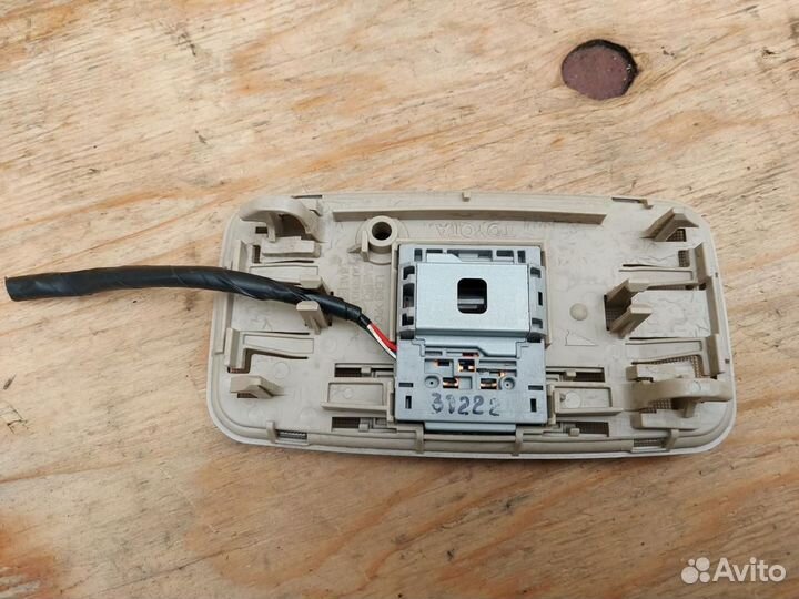 Фонарь салона (плафон) задний Toyota Prius 2 NHW20