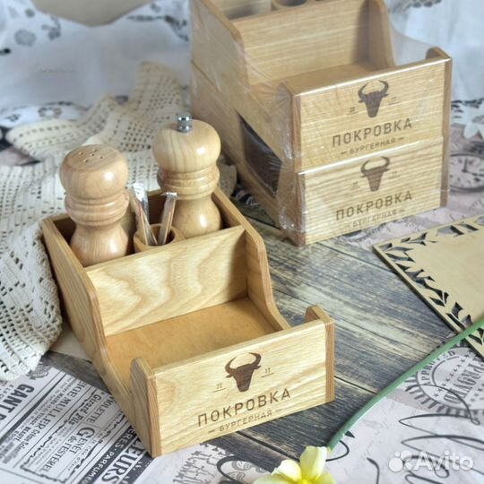 Деревянная салфетница с отделением для спецовниц