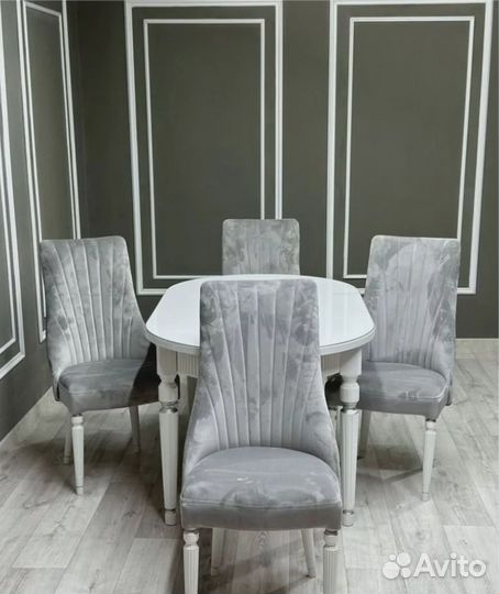 Кухонный стол и стулья в комплекте