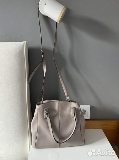 Женская сумочка Coach бежевого цвета