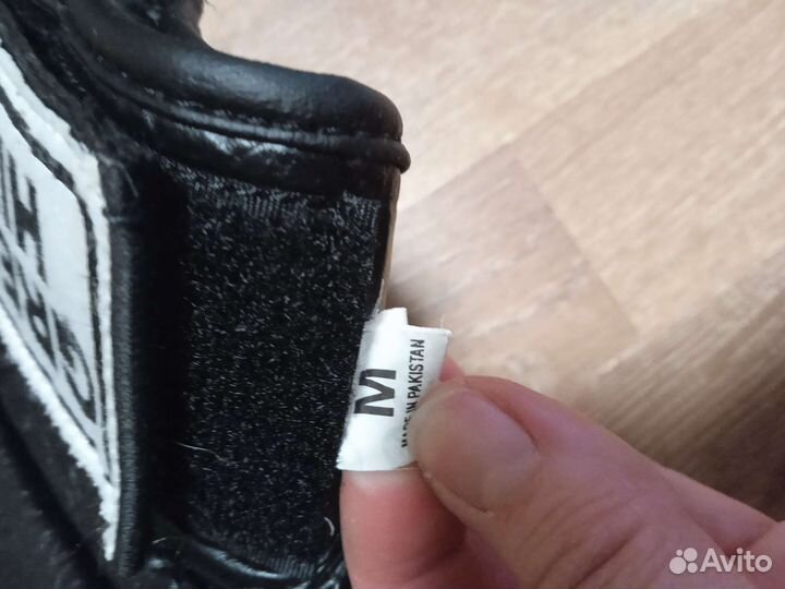 Шлем и перчатки для единоборств