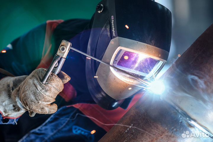 Сварщик ручной дуговой сварки
