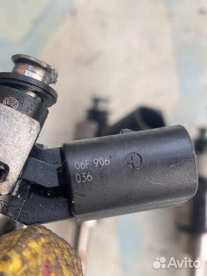 Форсунка топливная бензиновая 06F906036