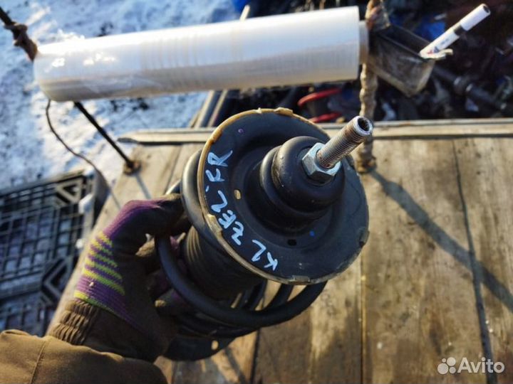 Стойка передняя правая Honda Insight ZE2