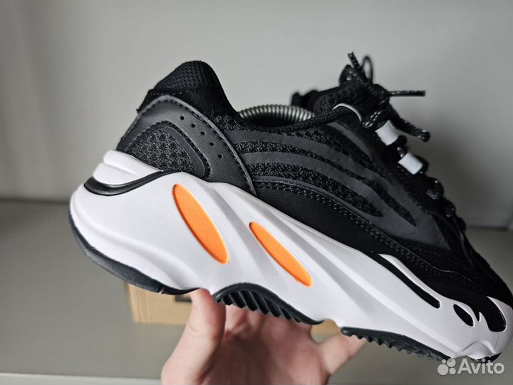 Кроссовки женские Adidas Yeezy Boost 700 v2