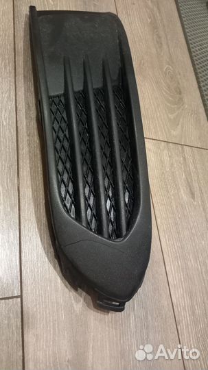 6RU853666C Решетка в бампер правая