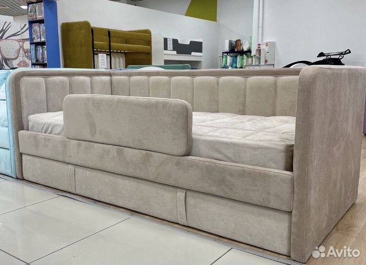 Подростковая мягкая кровать интерьерная