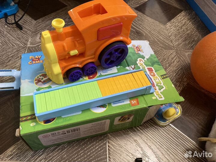 Поезд с доминошками