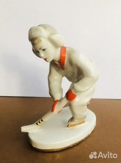 В Фарфоровая статуэтка 