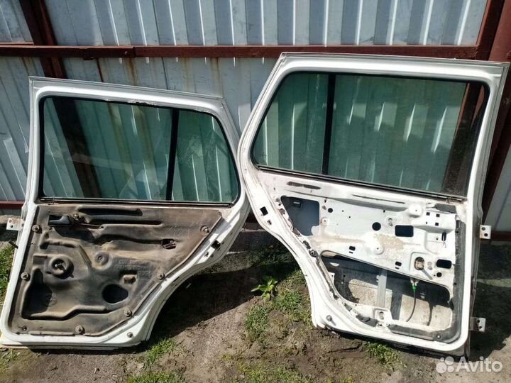 Продам задние двери на гольф 3