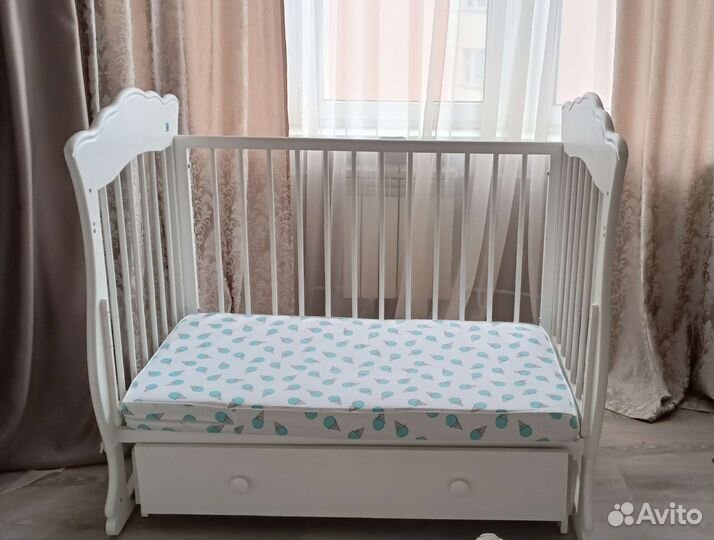 Детская кроватка с маятником и ящиком