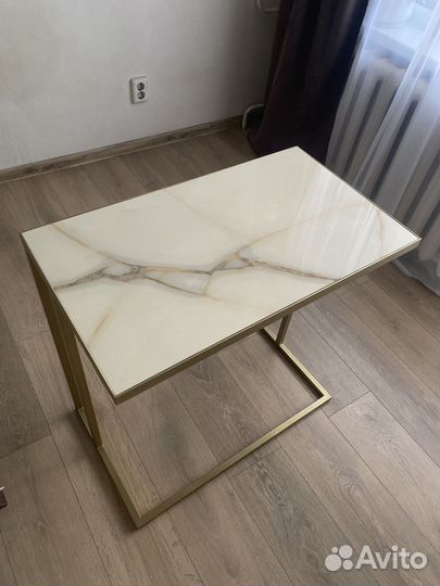 Прикроватный столик